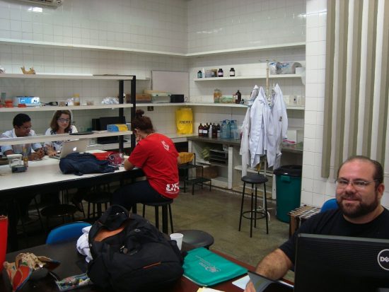 Helson Freitas (à direita), técnico do Laboratório de Anatomia na Sala de Técnicas Anatômicas do DM. À direita, profa. Delane Gondim e dois estudantes.